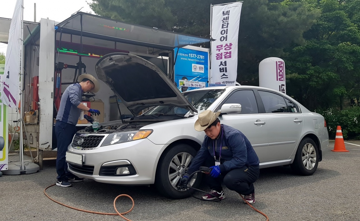 ▲넥센타이어가 여름 휴가철을 맞아 고속도로 타이어 무상점검 캠페인에 나섰다. 이번 캠페인은 8월 1일부터 3일까지 영동고속도로 용인휴게소 (강릉 방향), 남해고속도로 진영휴게소(부산 방향) 등 총 2곳에서 열린다. (사진제공=넥센타이어)