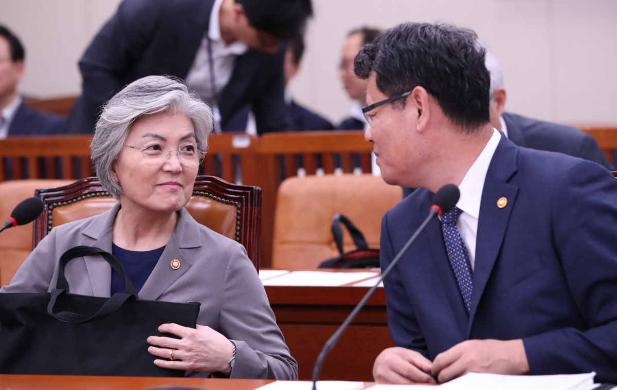 ▲강경화 외교부 장관과 김연철 통일부 장관이 30일 국회에서 열린 외교통일위원회 전체회의에 참석해 있다.(연합뉴스)