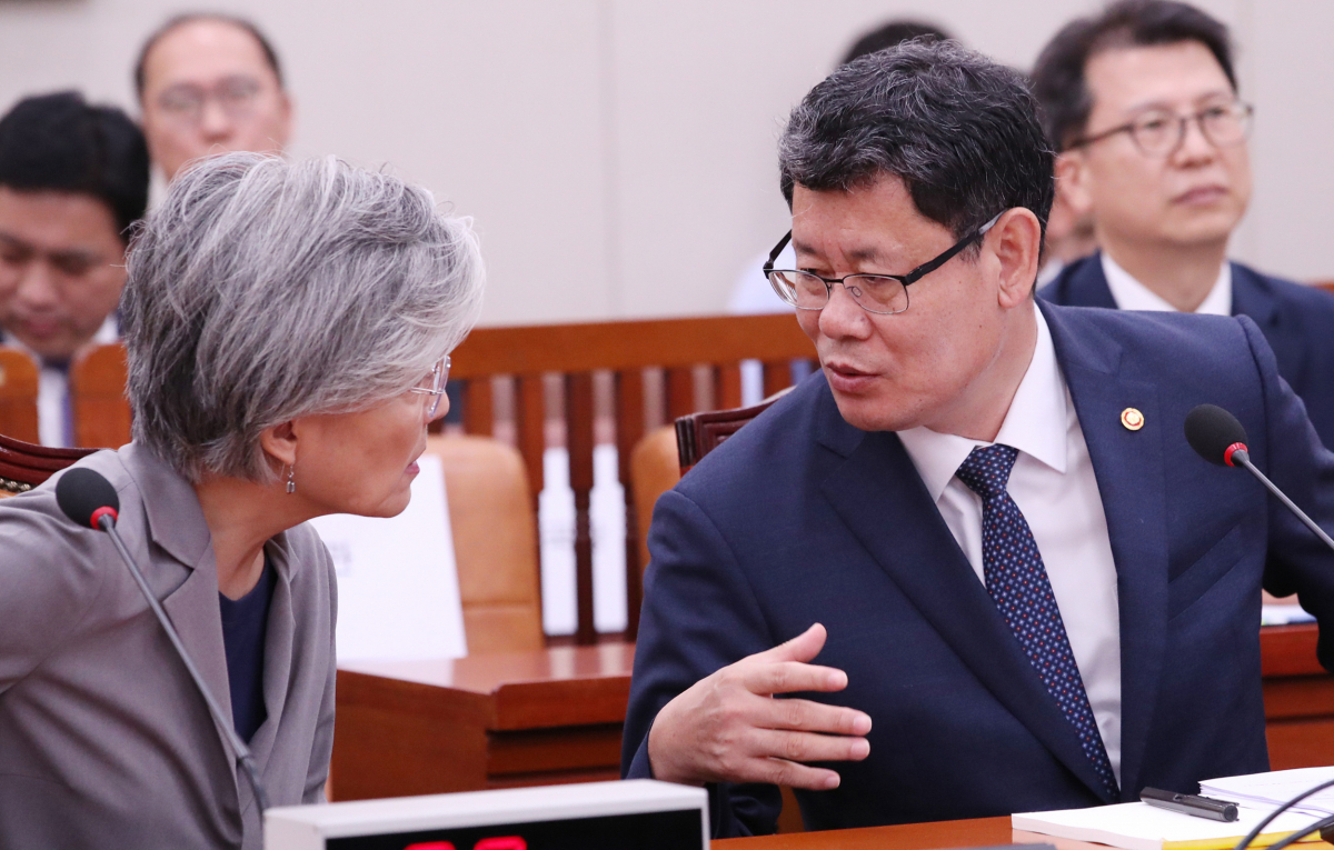 ▲강경화 외교부 장관과 김연철 통일부 장관이 30일 국회에서 열린 외교통일위원회 전체 회의에 참석, 대화를 나누고 있다.(연합뉴스)