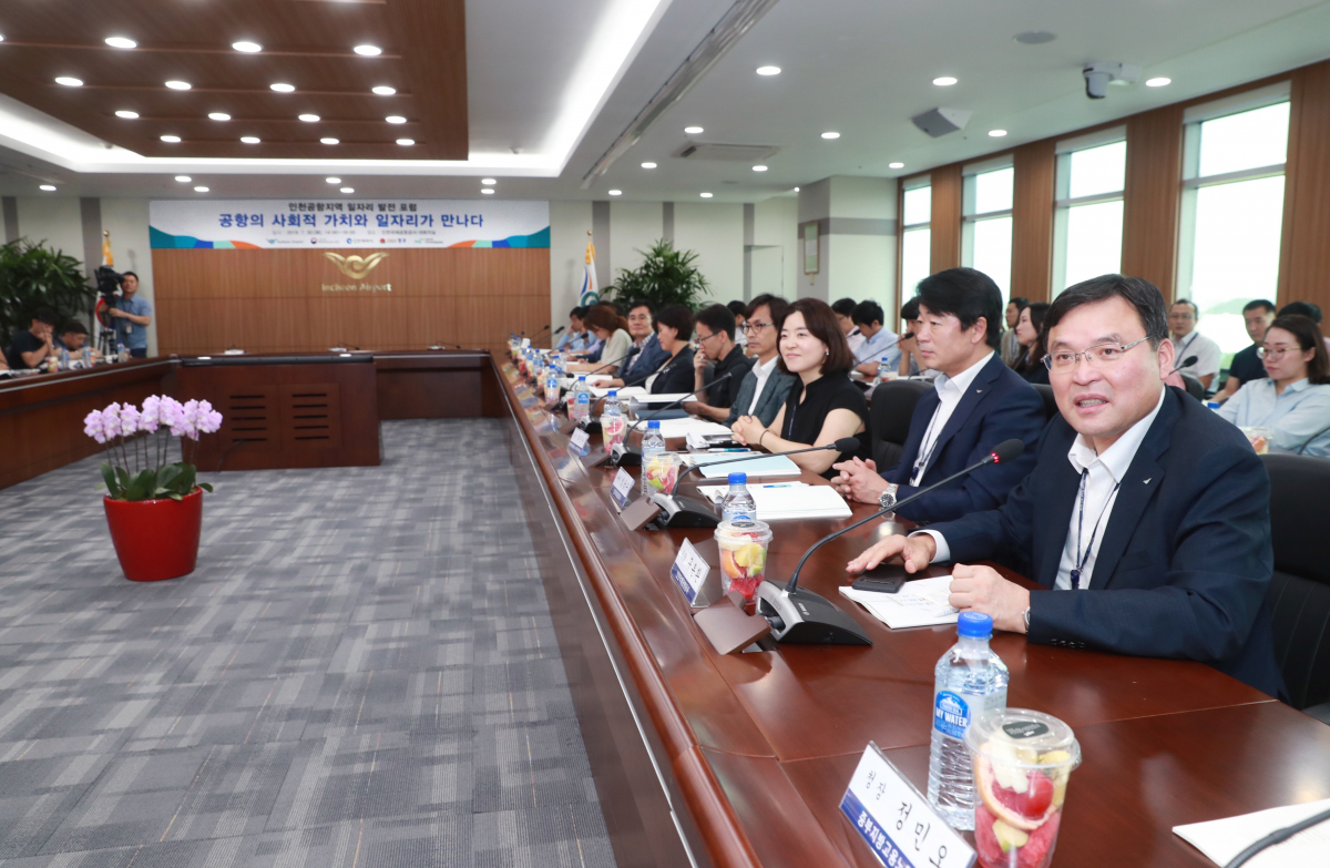 ▲30일 오후 인천공항공사 대회의실에서 열린 ‘인천공항지역 일자리 발전 포럼’에서 인천공항공사 구본환 사장(사진 오른쪽)이 인사말을 하고 있다.(인천국제공항공사)