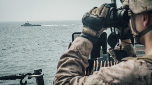 ▲호르무즈해협에서 미 해병대가 18일(현지시간) 이란 고속공격정을 감시하고 있다. EPA연합뉴스
