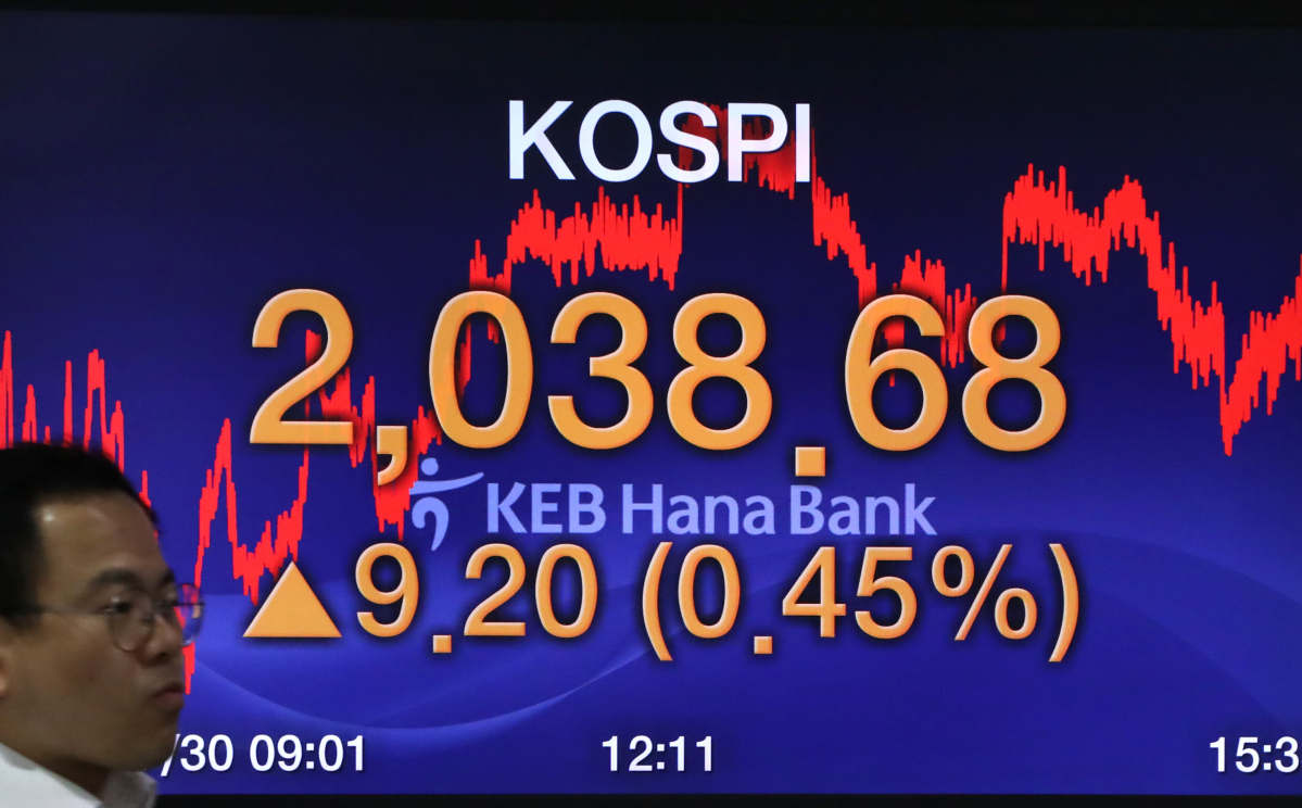 ▲코스피가 9.20포인트 오른 2,038.68로 장을 마감한 30일 오후 서울 중구 KEB 하나은행 딜링룸에서 딜러들이 업무를 보고 있다.(연합뉴스)