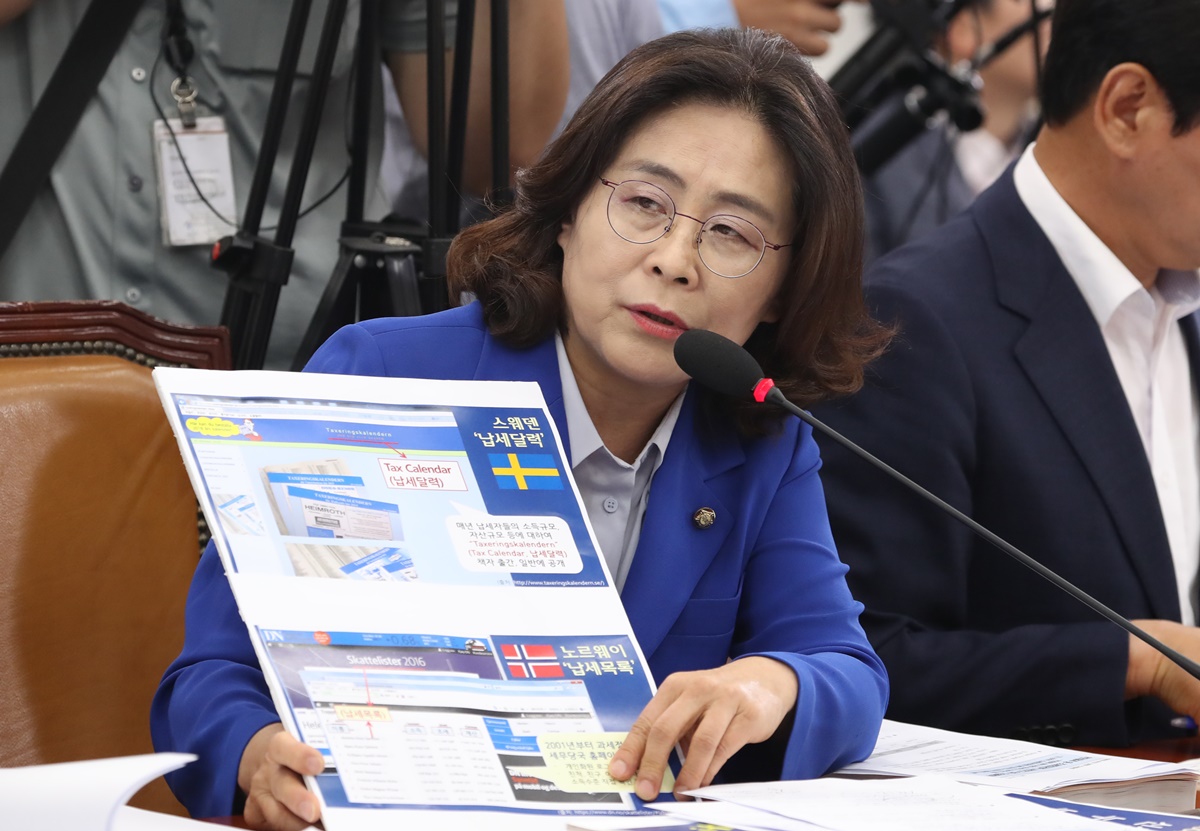 ▲지난 6월 26일 서울 여의도 국회에서 열린 기획재정위원회 전체회의 국세청장 후보자(김현준) 인사청문회에서 민주당 유승희 의원이 질의하고 있다.(뉴시스)