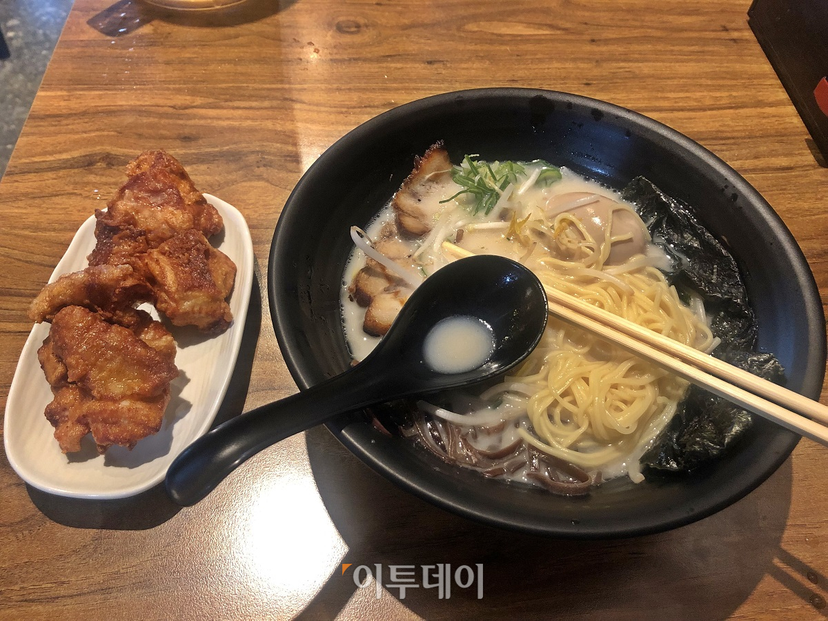 ▲치킨 가라아게(닭 튀김)은 3조각에 2000원이다. 저게 정말 3조각이다. (홍인석 기자 mystic@)