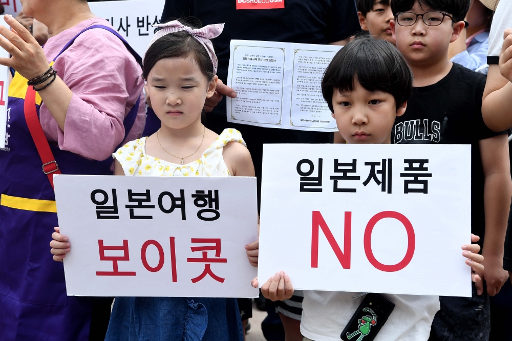 ▲30일 서울 서대문구 통일로 서대문형무소 역사관에서 열린 ‘일본의 수출규제 조치 규탄대회’에 참석한 어린이들이 일본 정부를 규탄하는 손팻말을 들고 있다. 이날 규탄대회엔 전국 52곳 지방자치단체로 구성된 ‘일본 수출규제 공동대응 지방정부 연합’의 정원오 성동구청장, 김미경 은평구청장, 김수영 양천구청장, 문석진 서대문구청장, 박용갑 대전 중구청장, 염태영 수원시장 등이 참석해 공동성명서를 발표하고 ‘일본의 수출규제 조치는 명백한 경제보복 행위’라고 지적했다. 신태현 기자 holjjak@(이투데이DB)