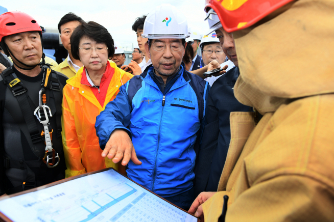 ▲31일 서울 양천구 목동 빗물펌프장에서 작업자 3명이 고립되는 사고가 발생했다. 박원순 서울시장이 현장을 찾아 구조 상황을 점검하고 있다.(사진 = 서울시)