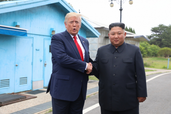 ▲도널드 트럼프 미국 대통령과 김정은 북한 국무위원장이 지난달 30일 판문점 군사분계선에서 만나 악수하고 있다. (신화뉴시스)