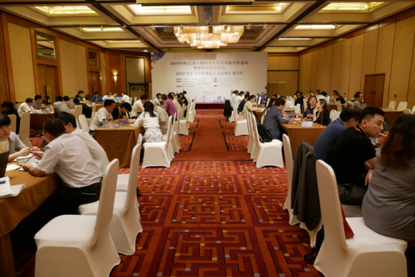 ▲한·중 로봇산업 관계자들이 지난달 25일 중국 난징 진링호텔에서 로봇 수출 상담을 벌이고 있다.(출처=한국로봇산업진흥원)