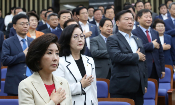 ▲자유한국당 의원들이 3일 국회에서 열린 의원총회에서 국기에 경례하고 있다.(사진=연합뉴스)