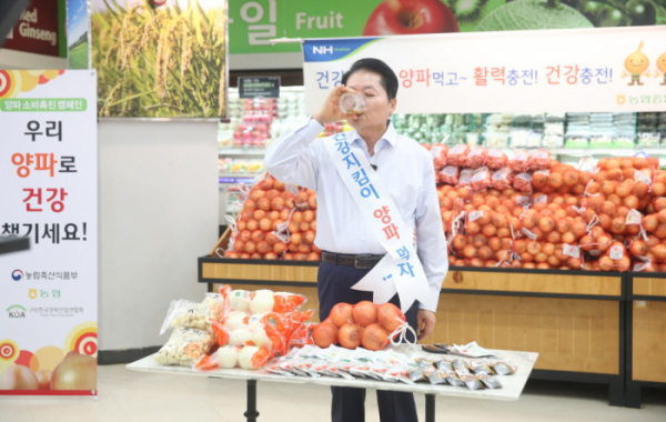 ▲김병원 농협 회장이 5일 양파 소비촉진 캠페인을 하고 있다.(출처=농협중앙회)