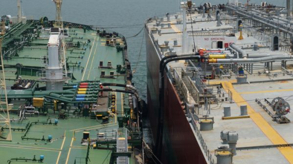 ▲SK트레이딩인터내셔널이 임차한 선박(왼쪽)이 해상 블렌딩을 위한 중유를 다른 유조선에서 수급 받고 있다.(사진제공 SK트레이딩인터내셔널)