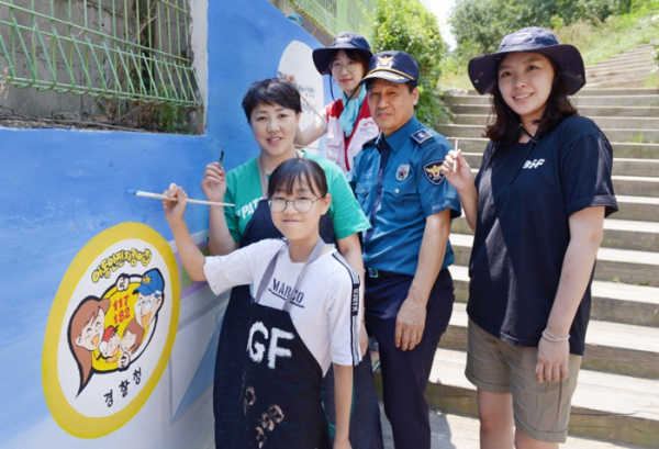▲BGF임직원, CU가맹점주 등 참가자들이 7월 6일 수원 구운초등학교에서 열린 안전 벽화 그리기 봉사활동에서 기념촬영을 하고 있다.(사진제공=BGF리테일)