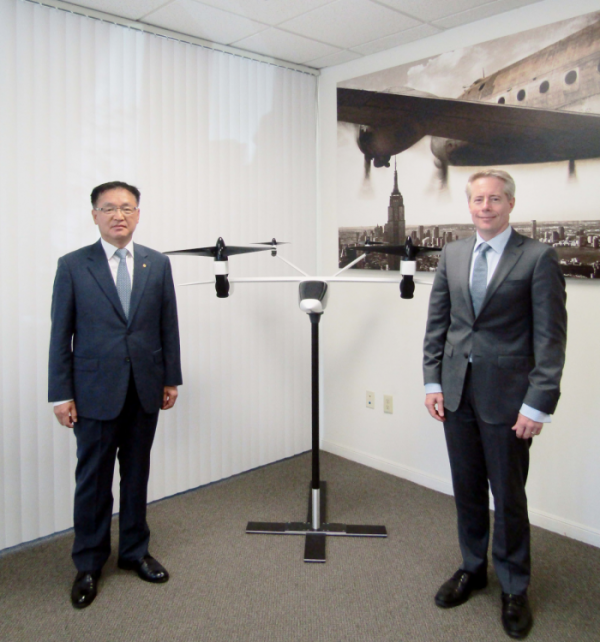 ▲장시권(왼쪽) 한화시스템 대표이사와 벤 티그너 K4 에어로노틱스 CEO가 기념사진을 찍고 있다.(사진 제공=한화시스템)
