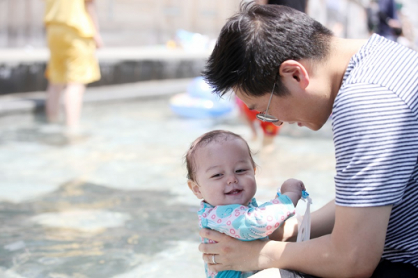 ▲지난달 23일 오후 서울 송파구 성내천 물놀이장에서 한 아이가 아빠와 함께 물놀이를 즐기고 있다.(뉴시스)