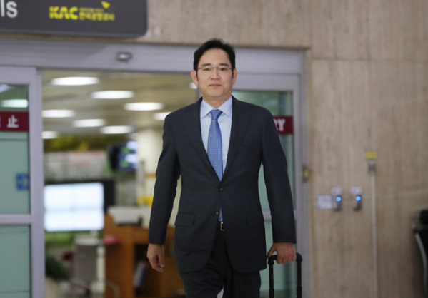 ▲이재용 삼성전자 부회장이 일본 출장을 마치고 김포공항으로 입국하고 있다. (연합뉴스)