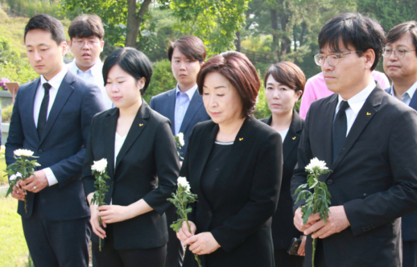 ▲심상정 정의당 신임대표와 정의당 지도부가 14일 경기도 남양주시 마석모란공원 고(故) 노회찬 전 의원 묘역을 찾아 헌화하고 있다.(사진=연합뉴스)