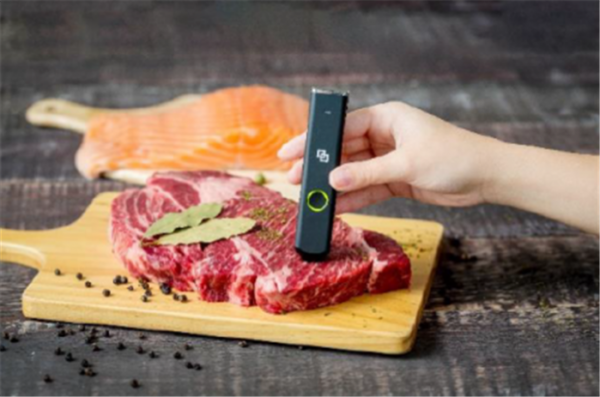 ▲스트라티오코리아의 휴대품 품질 측정기로 쇠고기 품질을 측정하는 모습.(사진 제공=농림축산식품부)