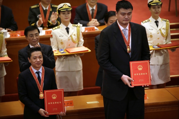 ▲리옌훙(왼쪽) 바이두 회장과 전 NBA 농구선수 야오밍이 지난해 12월 18일 베이징 인민대회당에서 열린 중국 개혁개방 40주년 기념회의에서 유공자 표창을 받은 후 기념촬영을 하고 있다. 베이징/AP뉴시스