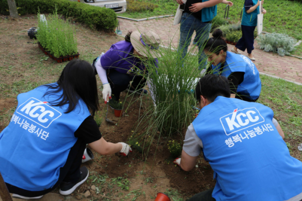 ▲KCC 자원봉사자들이 서울 서초구 송동근린공원에서 나무를 심고 있다. (사진 제공=KCC)