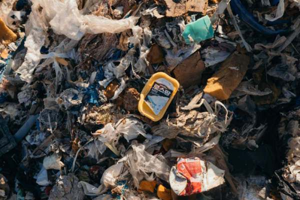 ▲지난해 12월 10일 그린피스가 공개한 한국 업체가 필리핀에 불법 수출한 플라스틱 쓰레기 사진.(뉴시스)