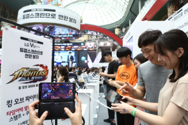 ▲LG전자는 20일, 21일 양일간 롯데월드 아이스링크에서 개최한 LG V50 씽큐 게임 페스티벌이 관람객들의 큰 호응을 얻었다.  이번 축제 첫날에만 3만5000명이 다녀갔다.  (사진제공=LG전자)