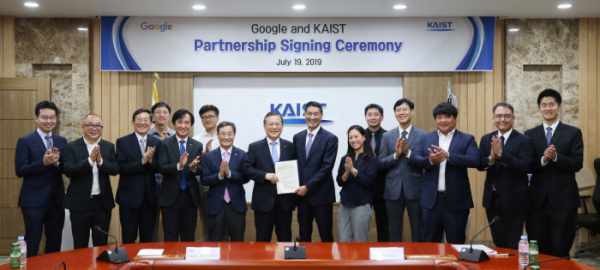 ▲존 리 구글 코리아 사장과 신성철 KAIST 총장이 19일 오후 대전 KAIST 본원에서 `KAIST-Google 산학협력 파트너십' 협약을 체결한 후 참가자들과 기념촬영을 하고 있다.   