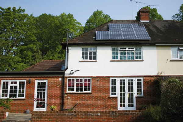 ▲영국 시내에 설치된 한화큐셀의 주택용 태양광 모듈. (사진 제공 한화큐셀)