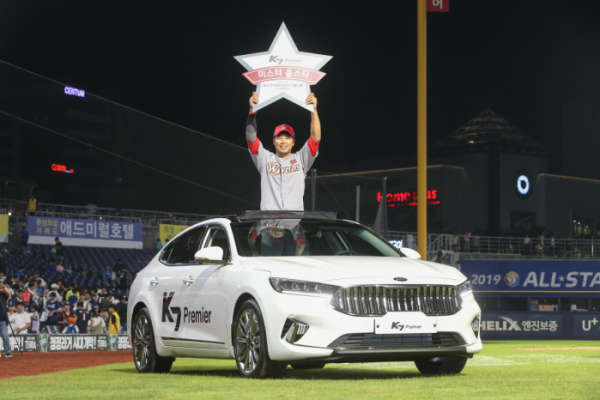 ▲기아자동차가 20일 창원NC파크에서 열린 '2019 KBO 리그 올스타전'에서 MVP를 차지한 SK 와이번스 소속 한동민 선수에게 K7 프리미어를 증정했다. (사진제공=기아차)