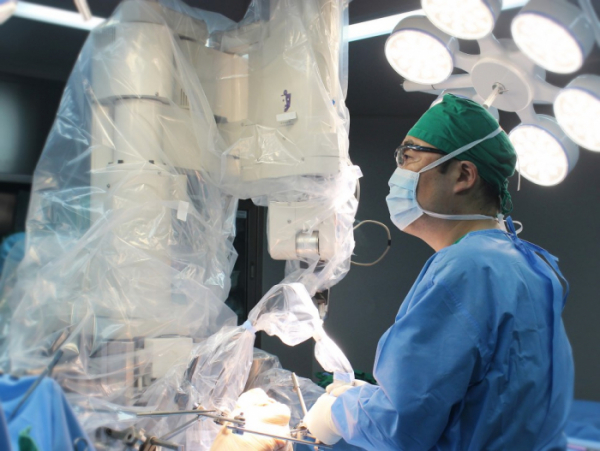 ▲이춘택 병원 로봇 관절 수술 모습(이춘택병원 블로그)