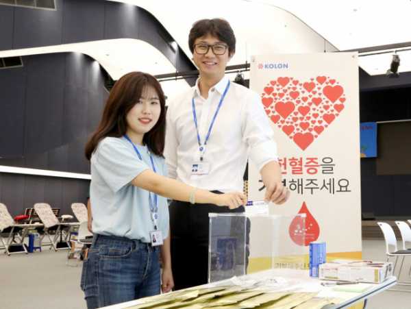▲서울 마곡동 코오롱 원앤온리타워에서 임직원들이 헌혈 캠페인에 참여해 헌혈증을 기증하고 있다.(사진제공=코오롱)