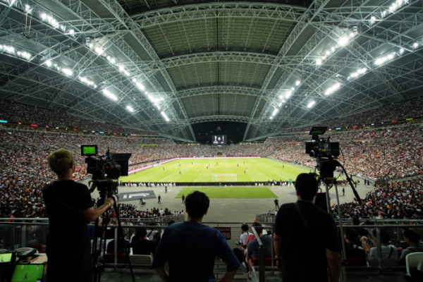▲삼성전자가 지난 21일 싱가포르에서 열린 인터내셔널 챔피언스컵 토트넘 홋스퍼와 유벤투스의 경기를 8K 카메라로 촬영하고 있다.(사진제공=삼성전자)