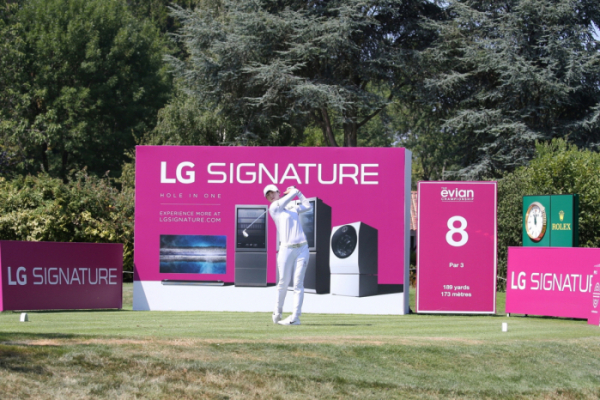 ▲LG전자가 LPGA 메이저 골프대회인 ‘에비앙 챔피언십’에서 초프리미엄 가전인 LG 시그니처를 적극 알리고 있다. 이번 대회에서 8번 홀은 LG 시그니처 홀로 운영된다. (사진제공=LG전자)