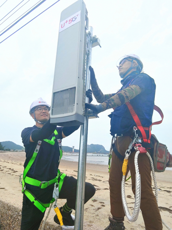 ▲LG유플러스 직원들이 전라북도 군산에 위치한 선유도에서 5G 기지국을 테스트하고 있다.(사진제공= LG유플러스)