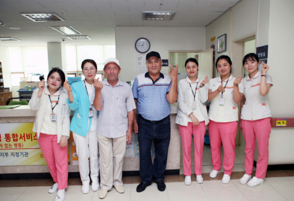▲우즈베키스탄 환자들과 담당 간호사들(힘찬병원)