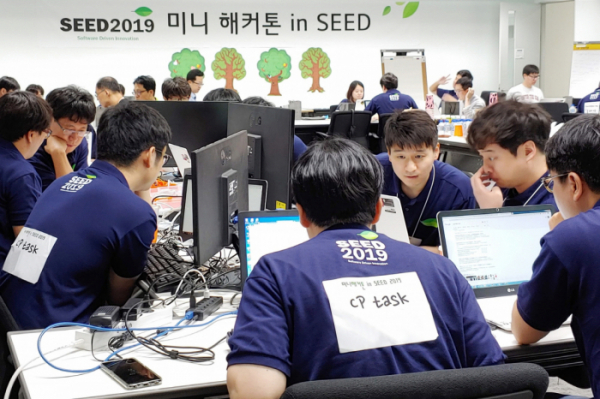 ▲ LG전자가 25일 서울 서초구에 있는 서초 R&D 캠퍼스에서 ‘소프트웨어 개발자의 날 2019’를 개최했다. 개발자들이 해커톤에 참여하고 있다. (사진제공=LG전자)