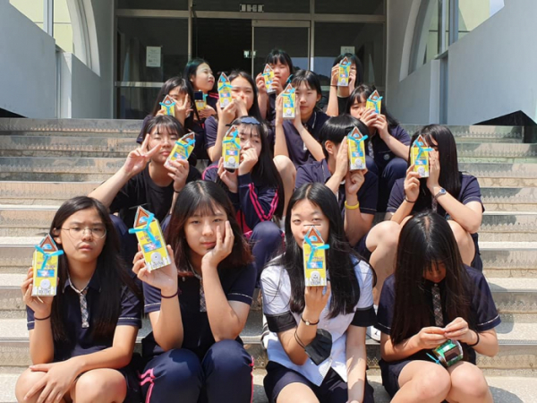 ▲에너지로 바꾸는 세상' 릴레이 캠페인에 참여하고 있는 인천 부일여자중학교 학생들이 기념 사진을 찍고 있다.(한국에너지정보문화재단)