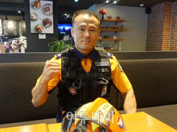 ▲26일 대전의 한 카페에서 '소방관 파이터' 신동국을 만났다. (김정웅 기자 cogito@)