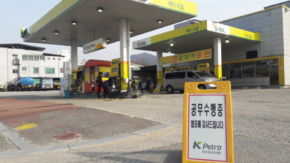 ▲모 주유소가 판매하고 있는 차량용 경유의 진위 여부를 조사하고 있는 한국석유관리원 직원들의 모습.(한국석유관리원)