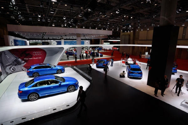 ▲2015 도쿄모터쇼 개최 당시 전시장 풍경. 올해는 독일 아우디와 BMW 등 유럽 명차들이 줄줄이 불참을 선언했다. 블룸버그

