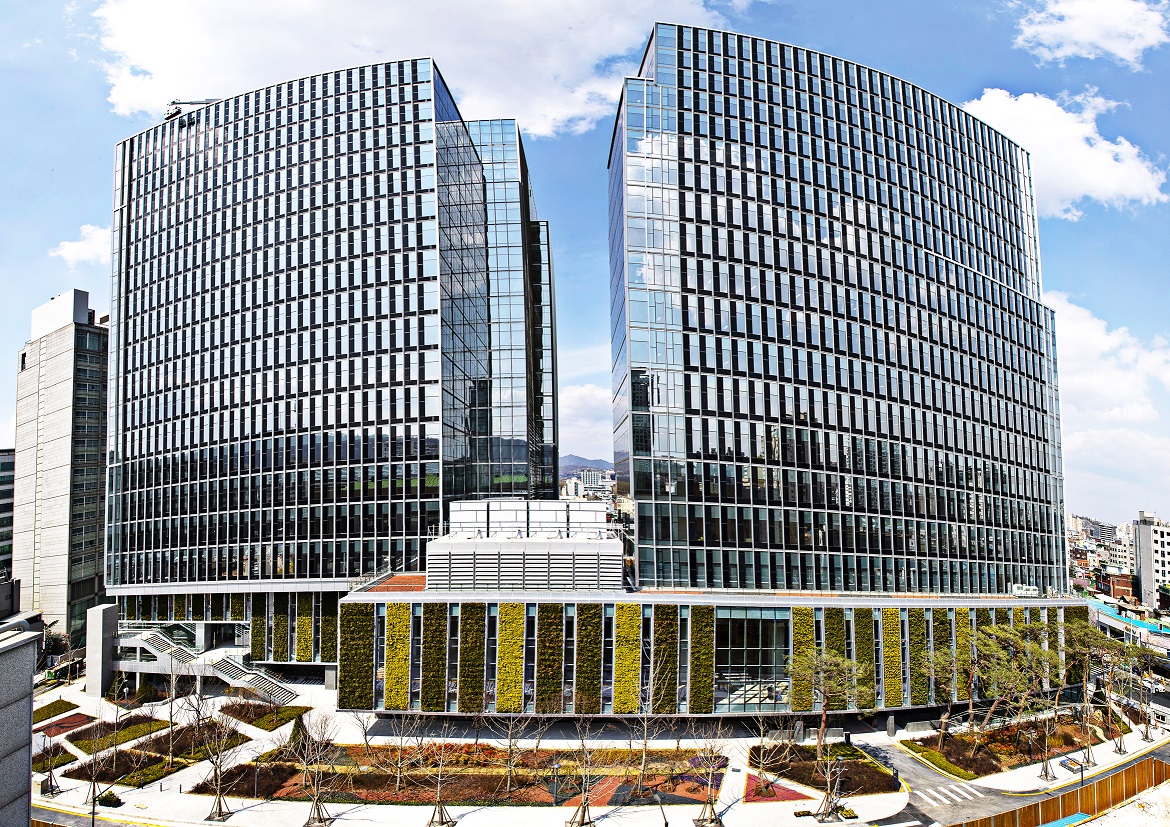 ▲대우건설이 최근 이전한 '을지트윈타워'(사진제공=대우건설)