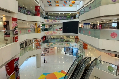 ▲홍콩 위엔룽 지역에 있는 한 쇼핑몰이 지난달 22일(현지시간) 전날 백색테러가 발생한 이후 문을 닫은채로 있다. 홍콩/로이터연합뉴스 
