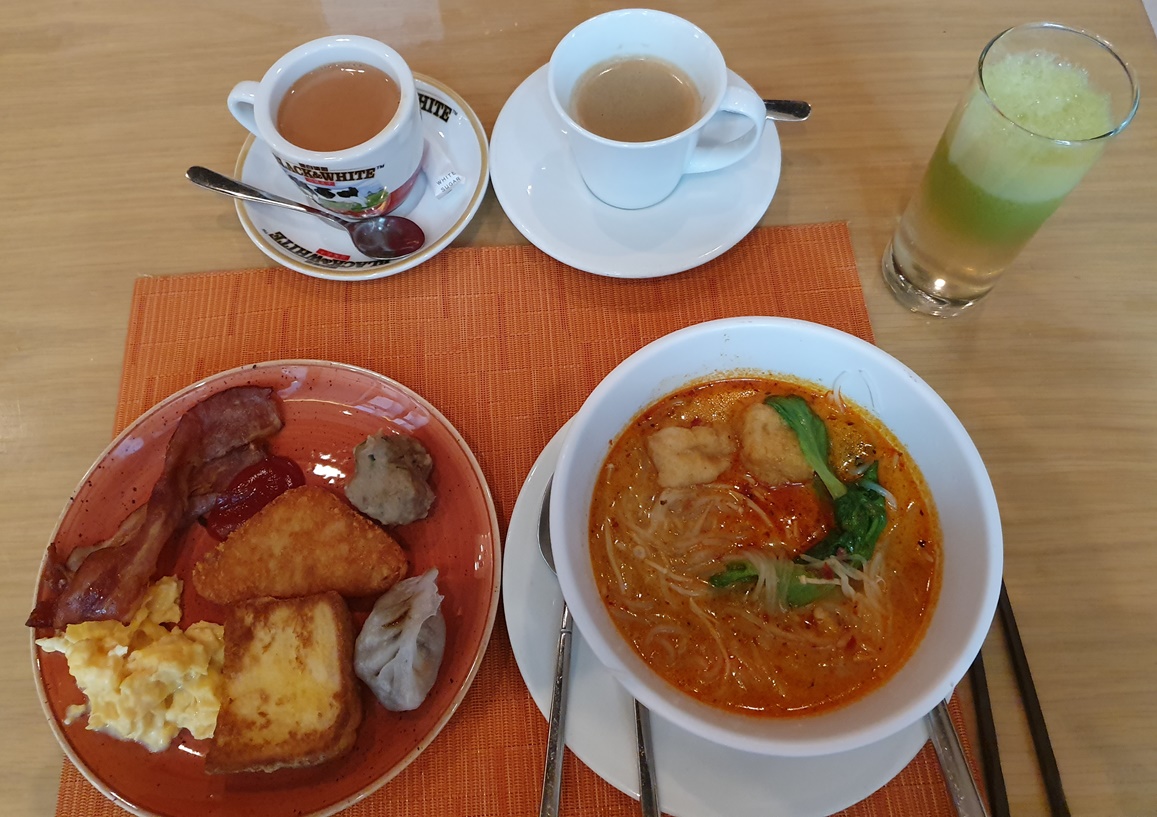 ▲홍콩식 밀크티, 아메리카노, 직접 갈아준 사과주스, 요리사가 만들어준 탄탄켄, 취향껏 담은 음식들(왼쪽 위부터 시계방향으로). 남김 없이 먹었다.(홍콩=김소희 기자 ksh@)