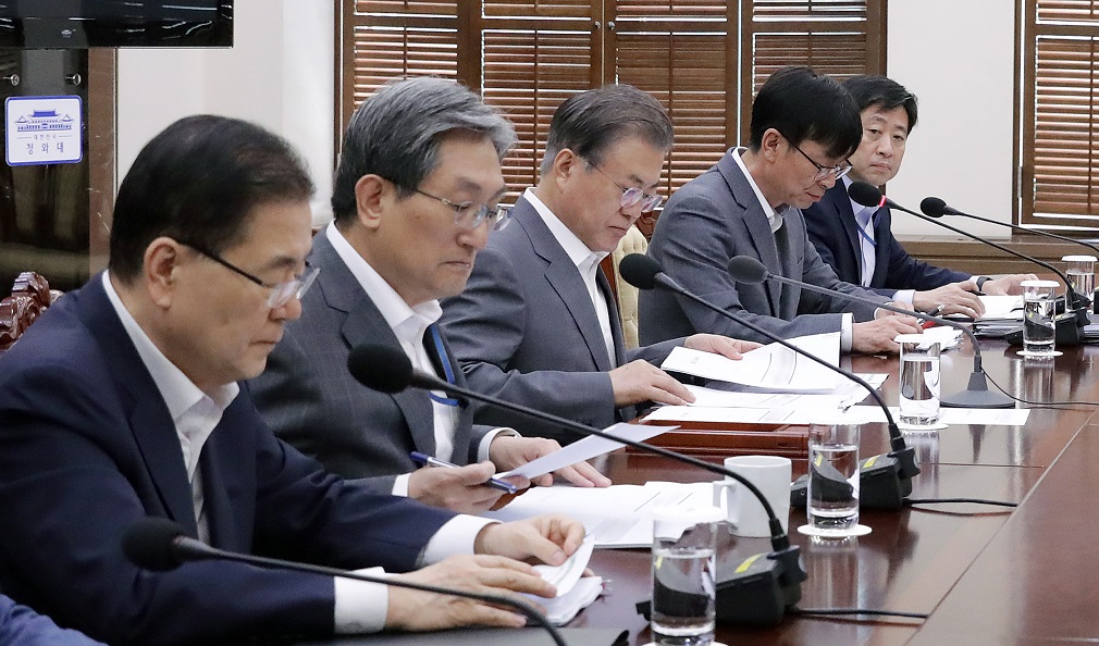 ▲문재인 대통령이 1일 오전 청와대 여민관 소회의실에서 일본의 수출 규제와 관련, 관계 부처 장관들과 상황점검회의를 하고 있다. 왼쪽부터 정의용 국가안보실장, 노영민 비서실장, 문 대통령, 김상조 정책실장, 윤도한 국민소통수석.(연합뉴스)