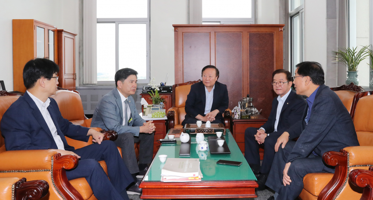 ▲김재원 국회 예결위원장이 오전 1일 국회 예결위원장실에서 여야 예결위 간사들과 간담회를 하고 있다. 오른쪽부터 윤후덕 더불어민주당, 이종배 자유한국당 예결위 간사, 김 위원장, 지상욱 바른미래당 예결위 간사.(연합뉴스)