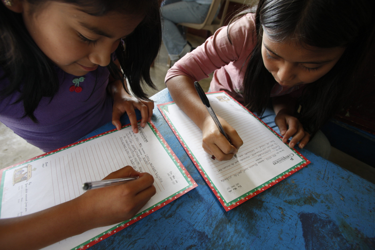 ▲편지를 쓰고 있는 어린이들