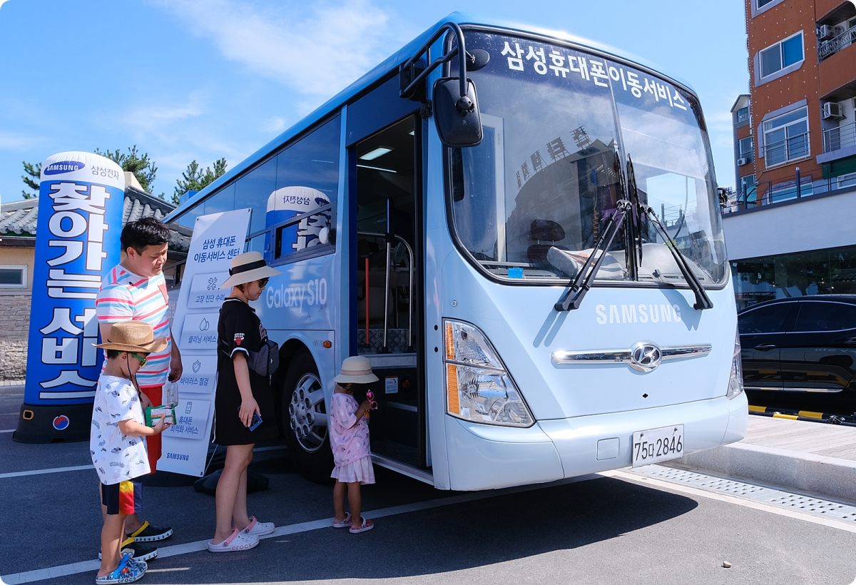 ▲삼성전자서비스가 낙산해수욕장에서 '찾아가는 휴대폰 점검 서비스'를 실시하고 있다.(사진=삼성전자서비스)