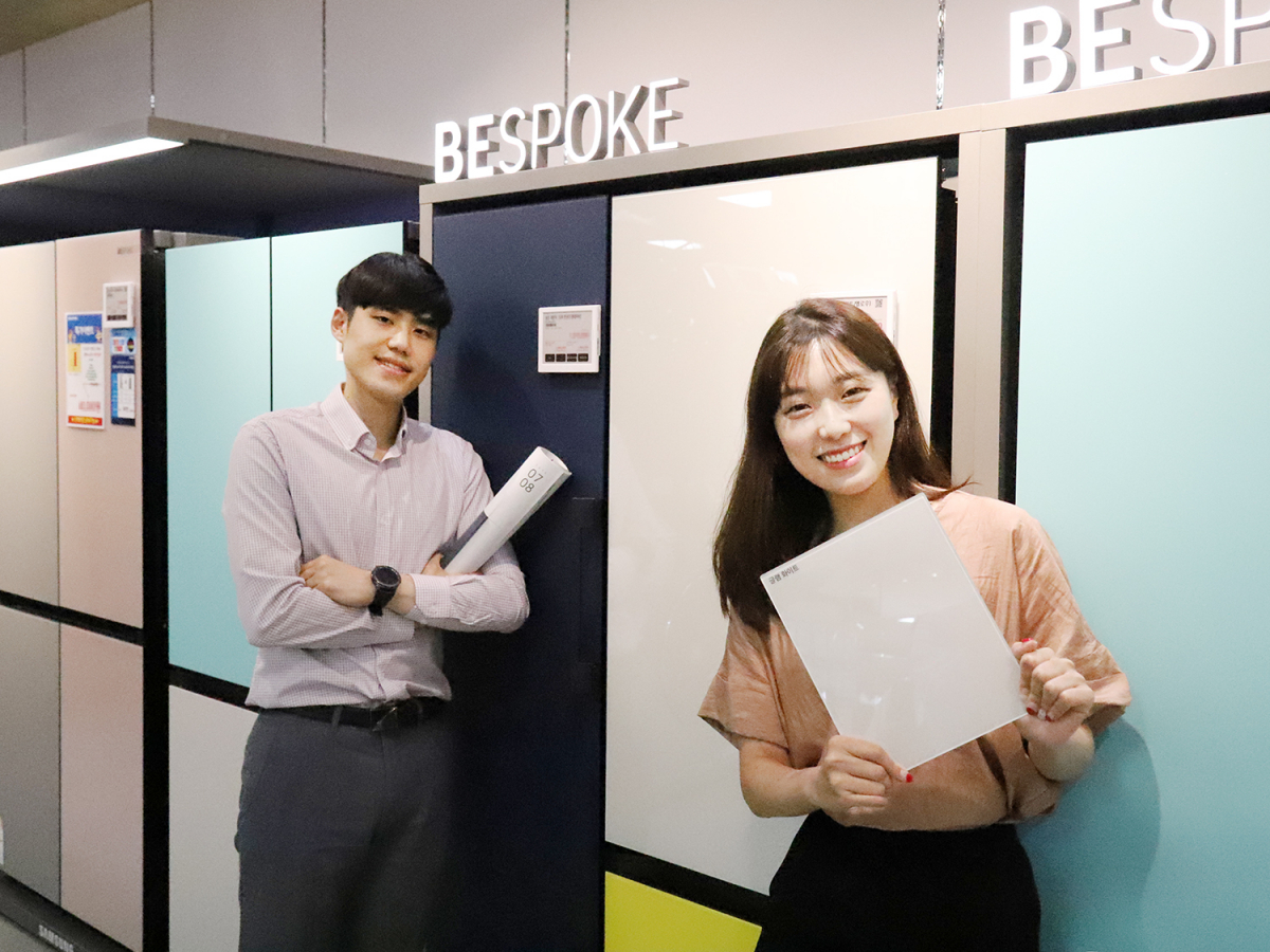 ▲롯데하이마트 대치점에서 모델들이 행사 냉장고를 선보이고 있다.