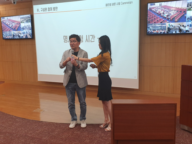 ▲SK종합화학 나경수 사장(왼쪽)이 지난 7월 10일 ‘CEO 행복토크’에서 ‘뜯버’를 시연하고 있다.(사진제공=SK종합화학)