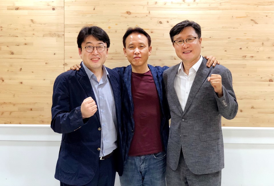 ▲이종현 올리브헬스케어 대표이사(가운데)와 이병일 전략 부문 대표/사장(왼쪽), 이정희 올리브씨 사업 부문 대표/사장(오른쪽)가 포즈를 취하고 있다.(올리브헬스케어 )