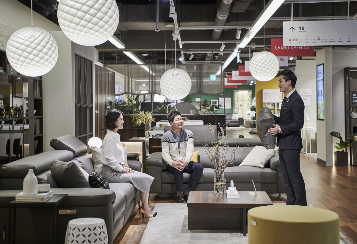 ▲한샘디자인파크 용산아이파크몰점-고객이 전문영업사원에게 상담을 받고 있다.(사진제공=한샘)